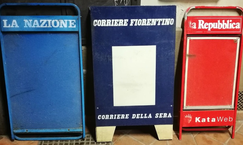 locandine di quotidiani simbolicamente vuote a dimostrare la disaffezione dei lettori