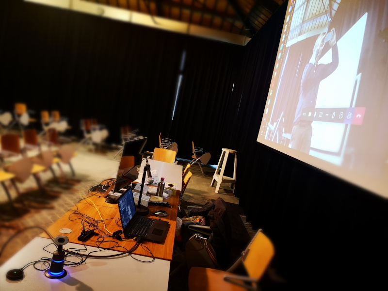 una ragnatela di hub e cavi usb connettono i vari dispositivi