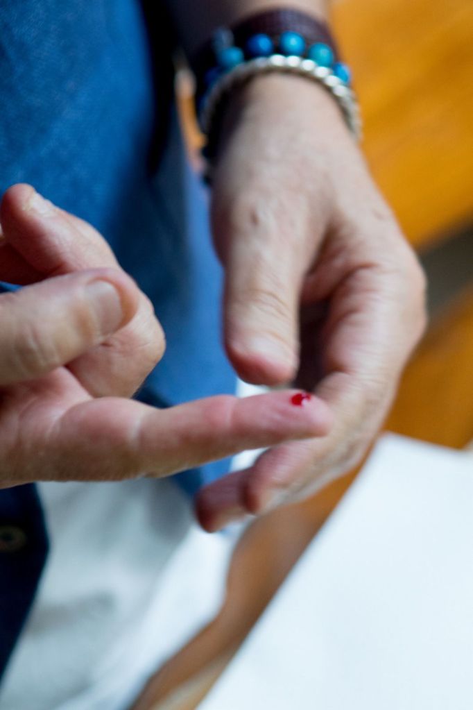 dito punto ed insanguinato per firmare l'opera d'arte