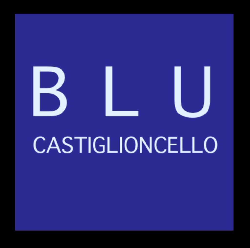 la scritta bianca BLU Castiglioncello su sfondo blu è arricchito dalla iconizzazione del Castello Pasuini del mare e del verde di Castiglioncello