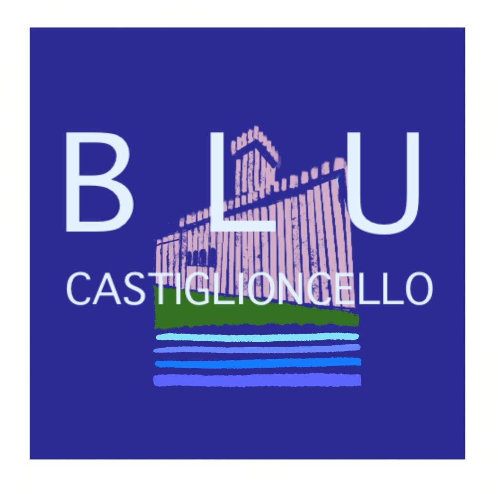 la scritta bianca BLU Castiglioncello su sfondo blu è arricchito dalla iconizzazione del Castello Pasuini del mare e del verde di Castiglioncello
