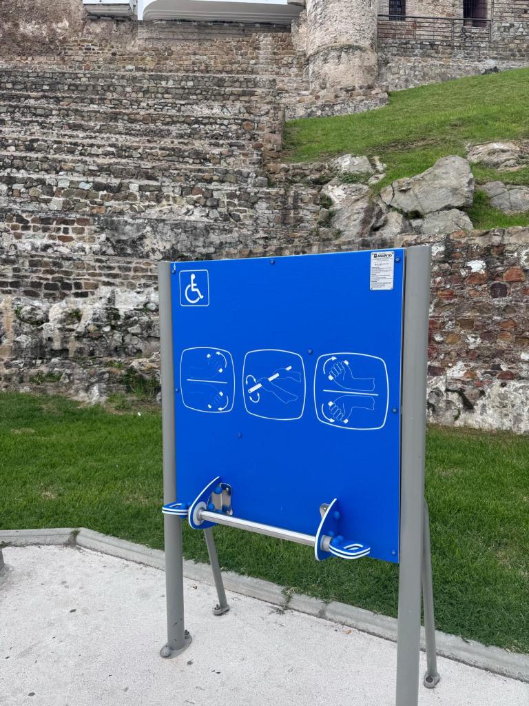 Attrezzo con manubri per tenere in forma le braccia per chi è in carrozzina