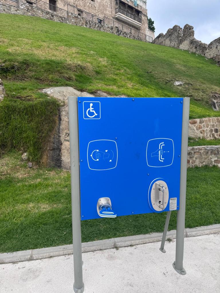 Attrezzo con manubri per tenere in forma i polsi per chi è in carrozzina