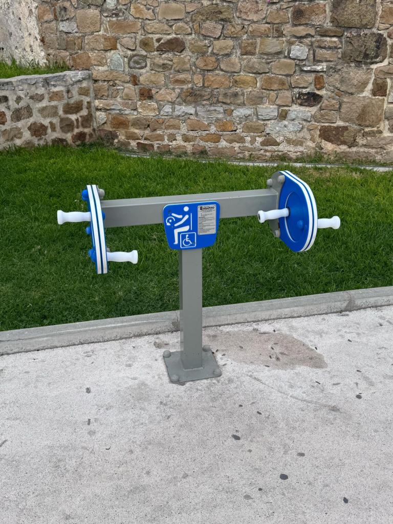 Attrezzo con manubri per tenere in forma le braccia per chi è in carrozzina