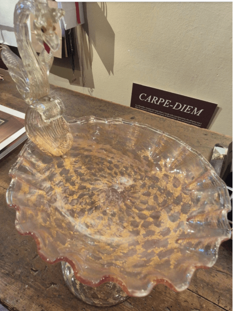 piatto di murano sovrastata da cavallo alato