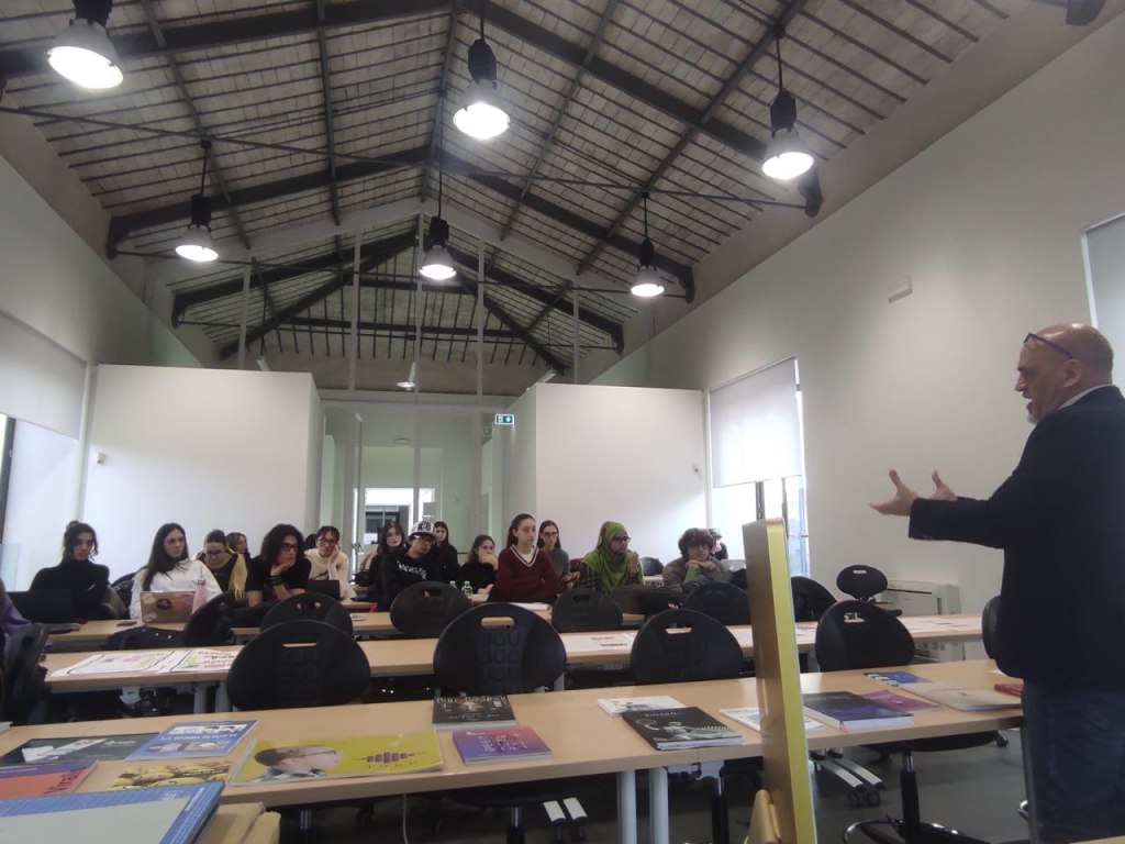 libri riviste e manifesti a disposizione del workshop