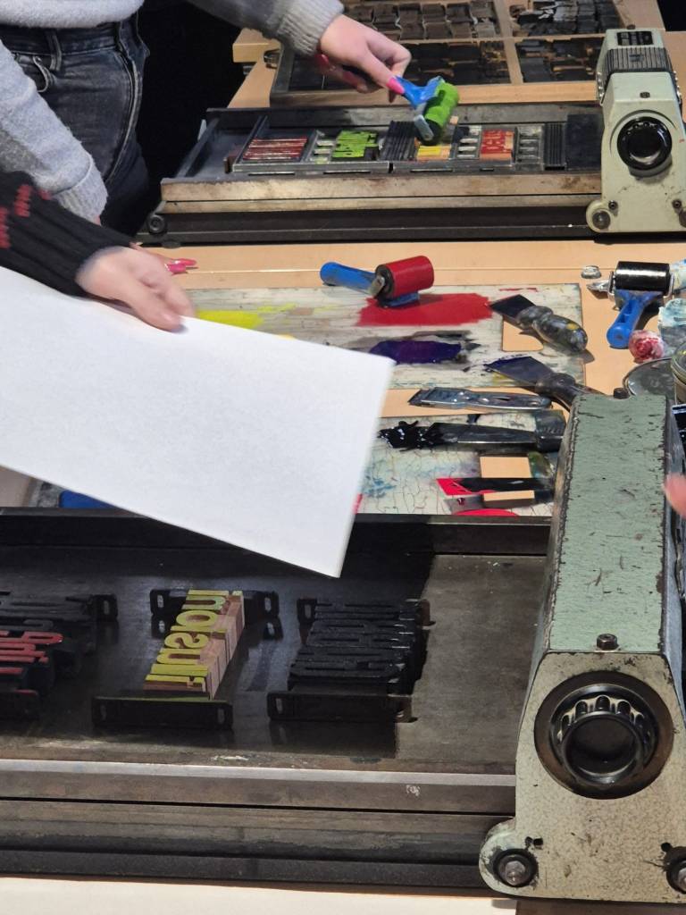 si stede il foglio sui caratteri inchiostrati