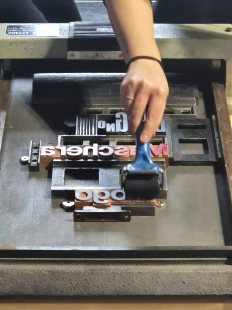 si distribuisce il colore sui caratteri mobili