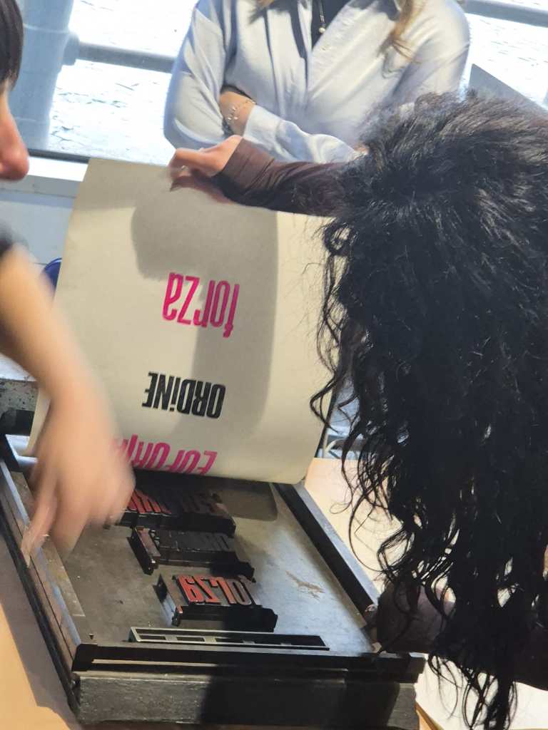 si solleva il foglio per vedere la stampa