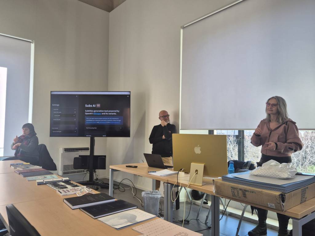 Agnese Trocchi parla osservata da Antonio Lo Iacono e tradotta in lingua dei segni da Roberta della Cooperativa CREI