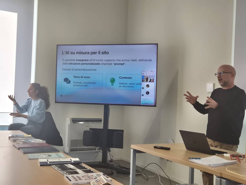 Antonio Lo Iacono illustra le potenzialità AI del CMS ARCO tradotto in lingua dei segni da Serena della cooperativa CREI