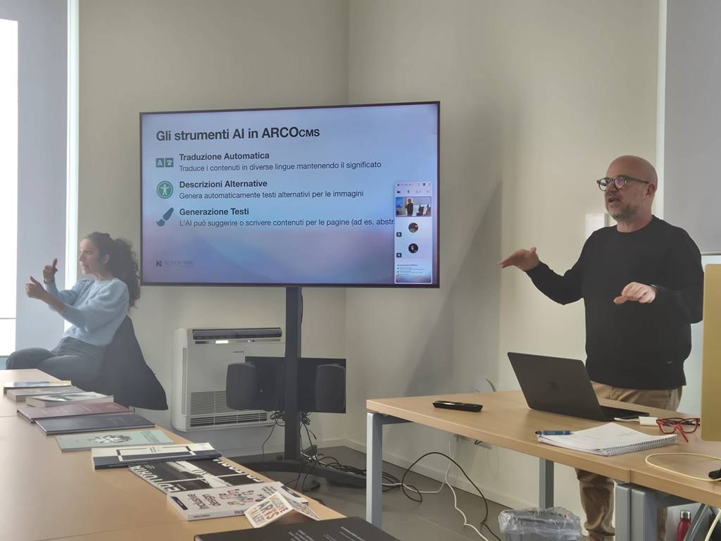 Antonio Lo Iacono parla del CMS ARCO tradotto in lingua dei segni da Serena