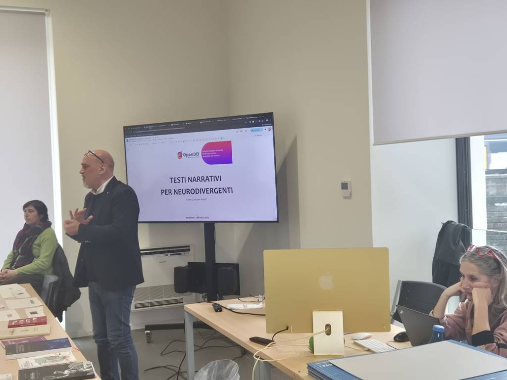 Daniele Verdesca parla mentre Agnese Trocchi segue con entusiasmo