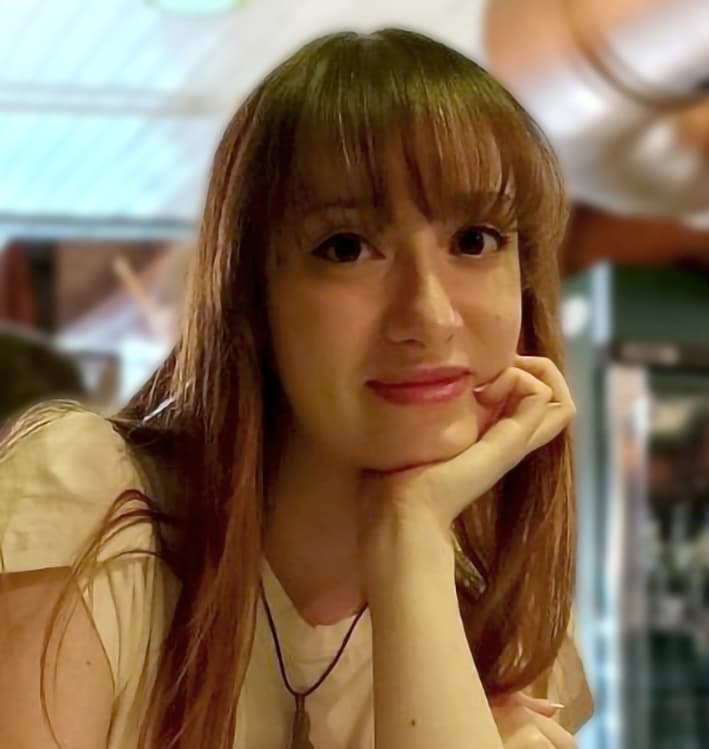 la posa e il sorriso intelligente della giovane Chiara Protani