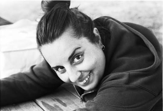 Sguardo intelligente e sorriso irriverente della docente Sonia Golemme